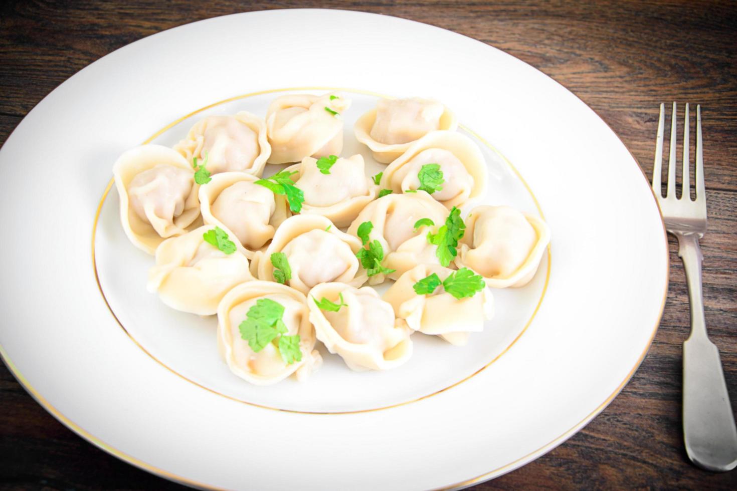 saborosos bolinhos caseiros, pelmeni russo em fundo de madeira. foto