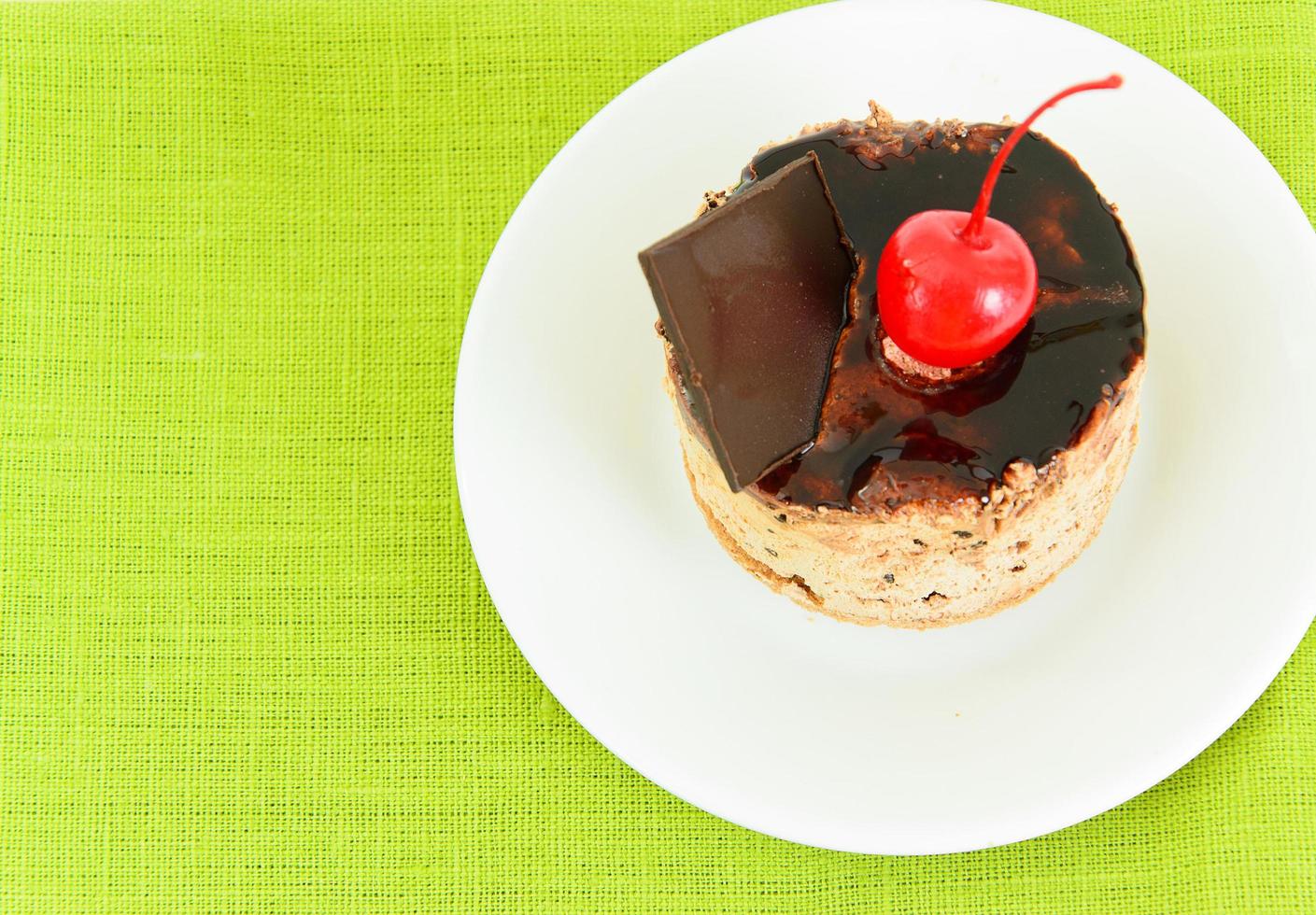 queque com cerejas e chocolate. foto