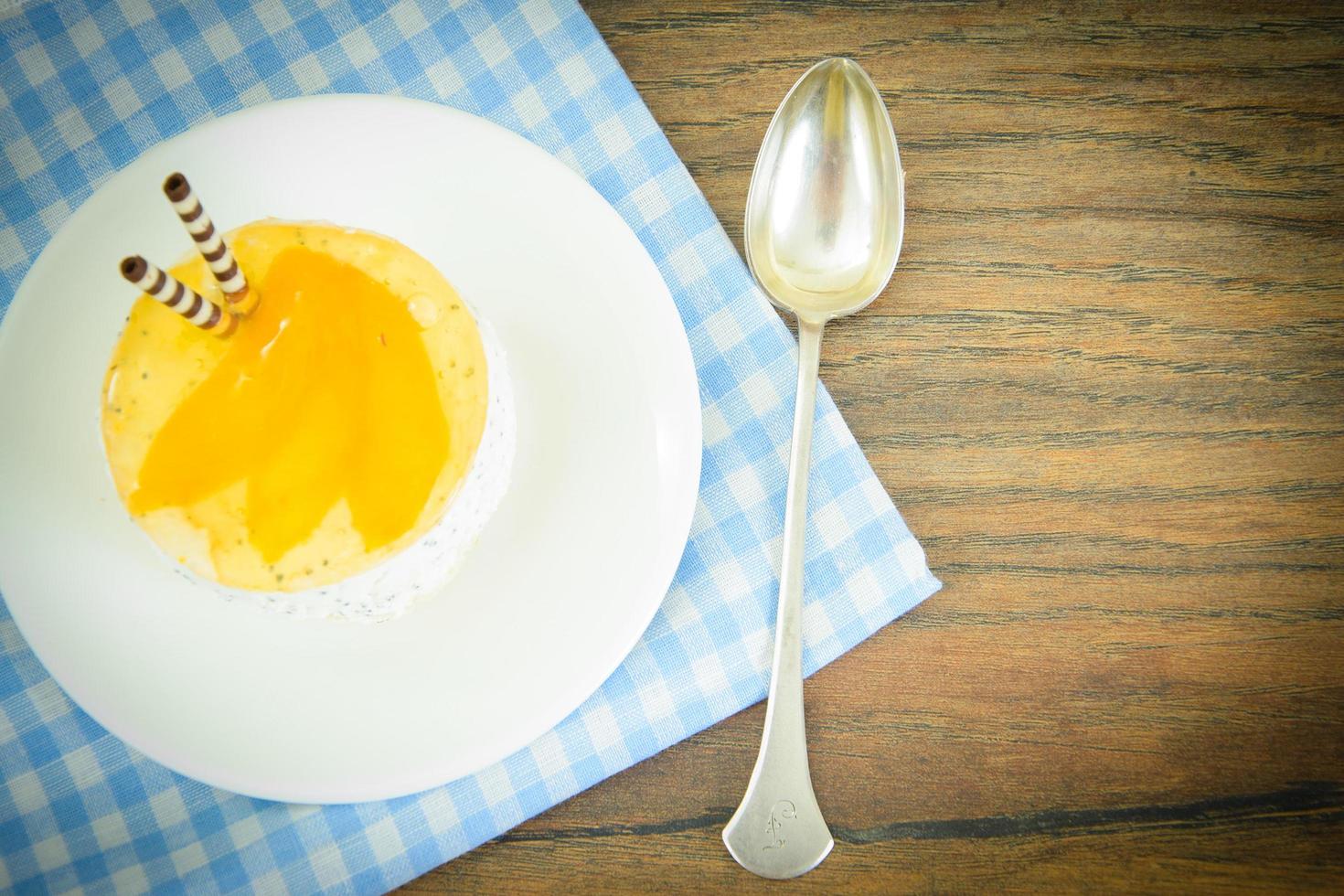 Bolo saboroso com sementes de papoula, frutas e chocolate foto