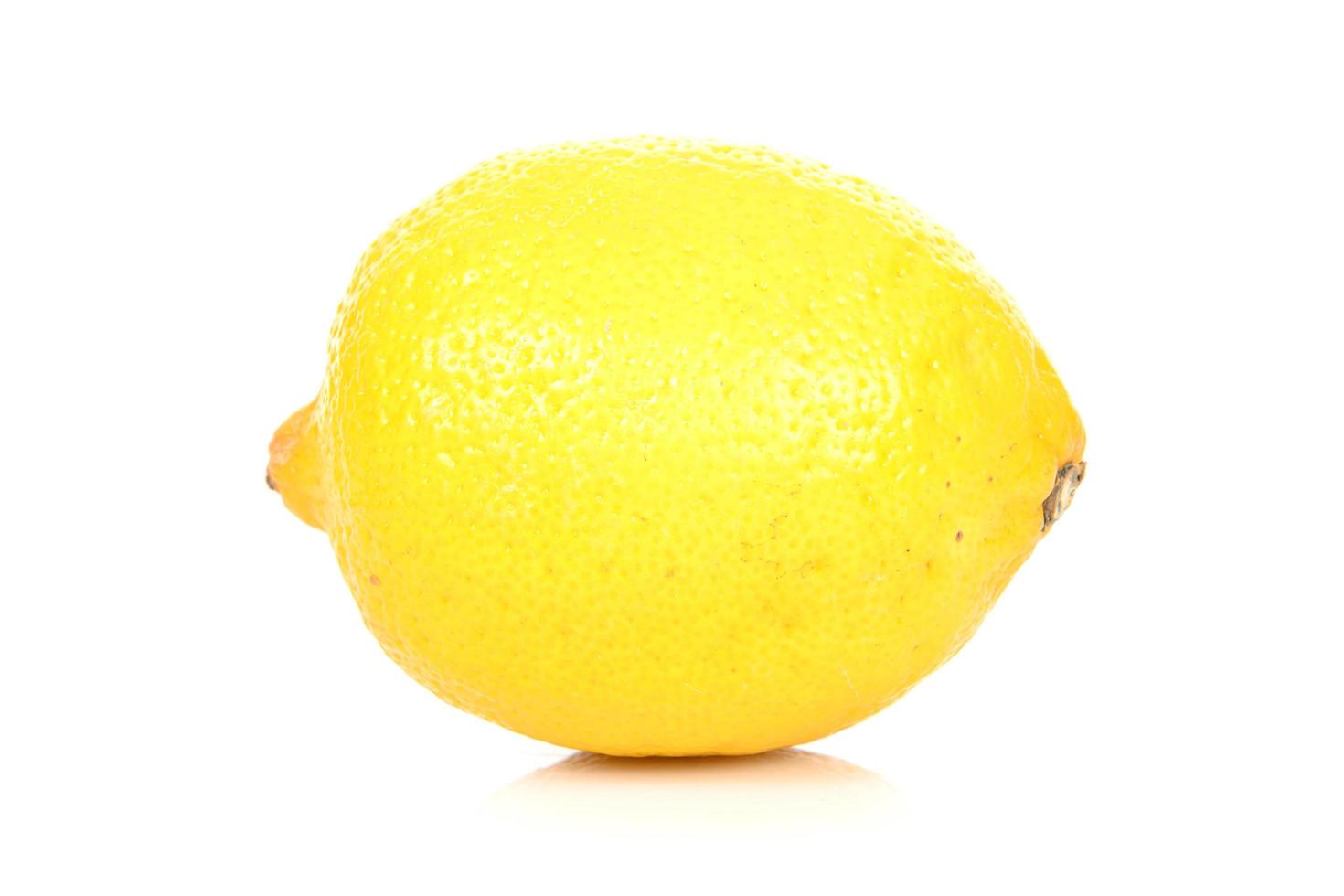limão amarelo fresco em fundo branco foto