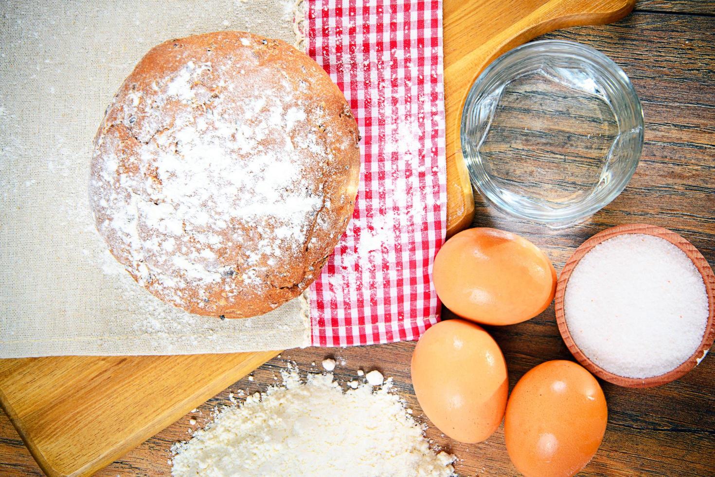 pão, farinha, ovo, água. cozimento foto