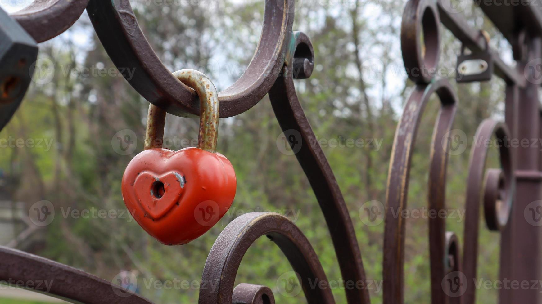 cadeado vermelho metal amor coração em forma de bloqueio na ponte. o conceito de amor. fundo do dia dos namorados. foto