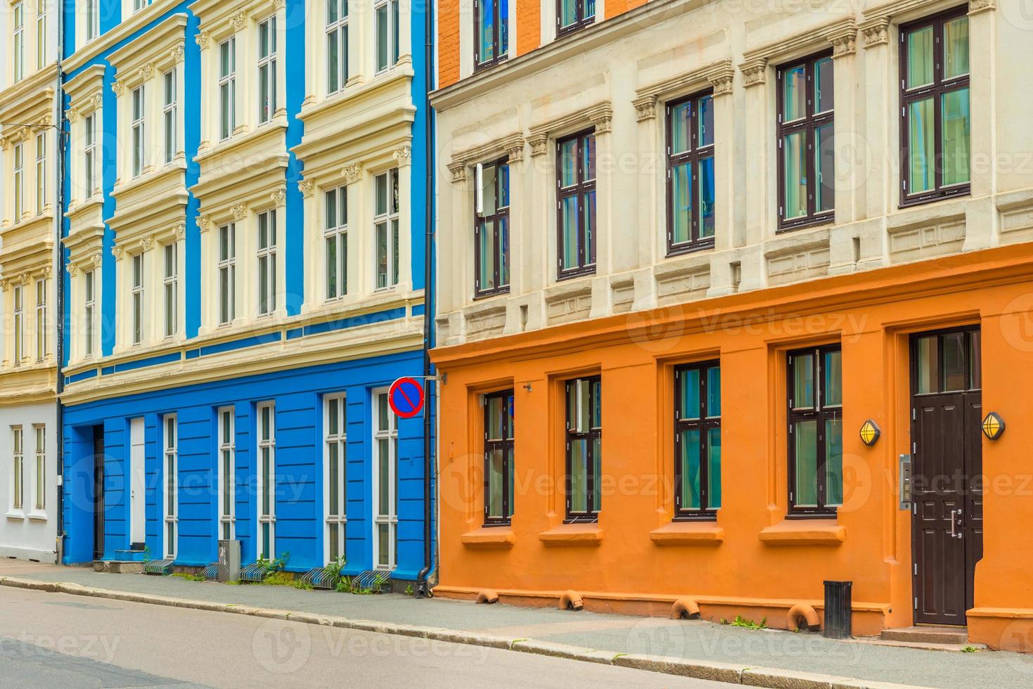 fachadas coloridas de edifícios residenciais em oslo, noruega. vista de uma rua vazia com arquitetura escandinava foto