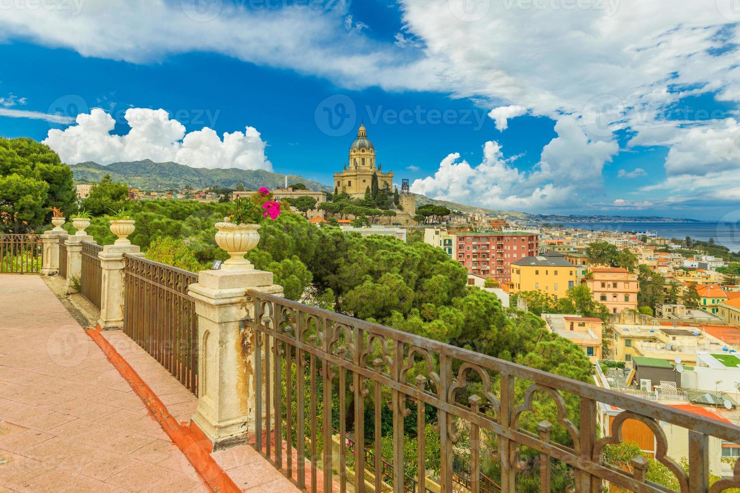 paisagem urbana pitoresca de messina. vista da varanda de santuario parrocchia s.maria di montalto na catedral de messina. sicília, itália foto