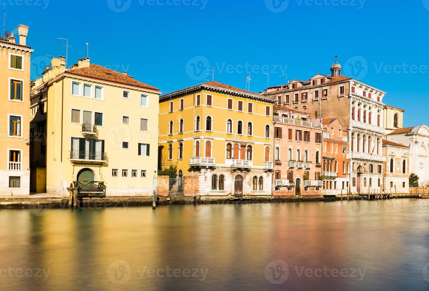 a rua de veneza, edifícios históricos no estilo veneziano tradicional refletidos no canal com água, região de veneto, itália foto