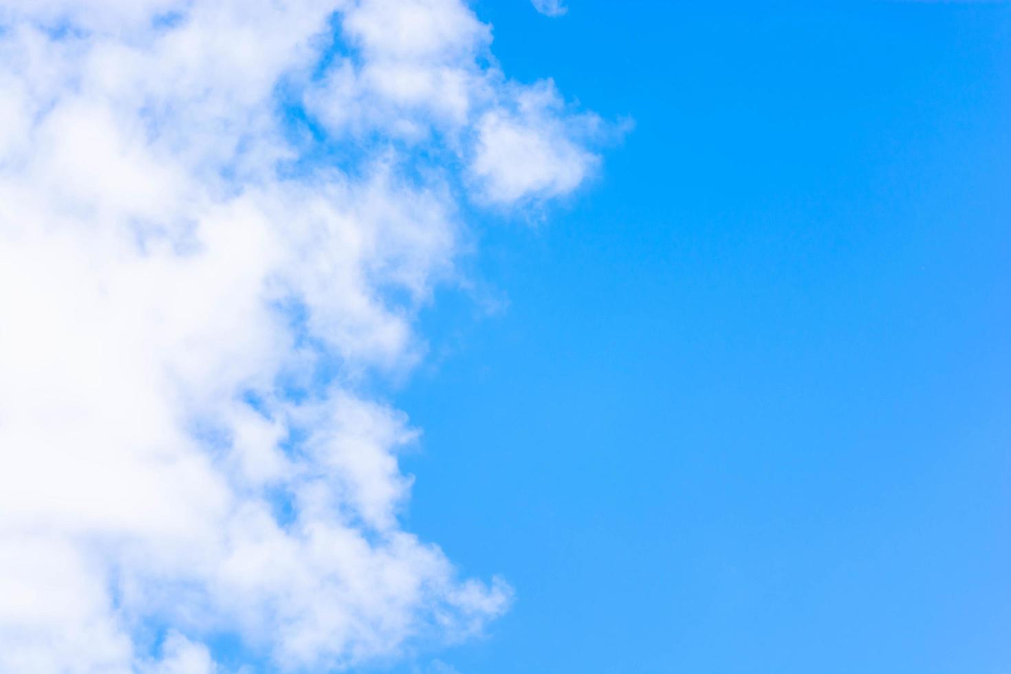 nuvens brancas em um céu azul. foto