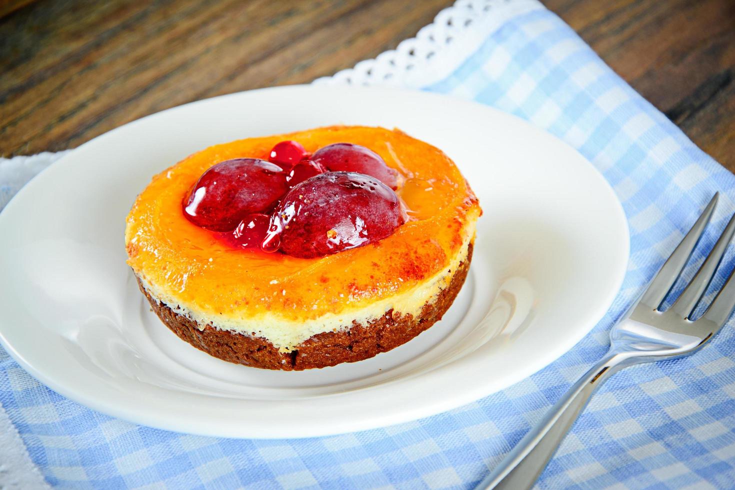 bolo de frutas em fundo retro vintage amadeirado foto