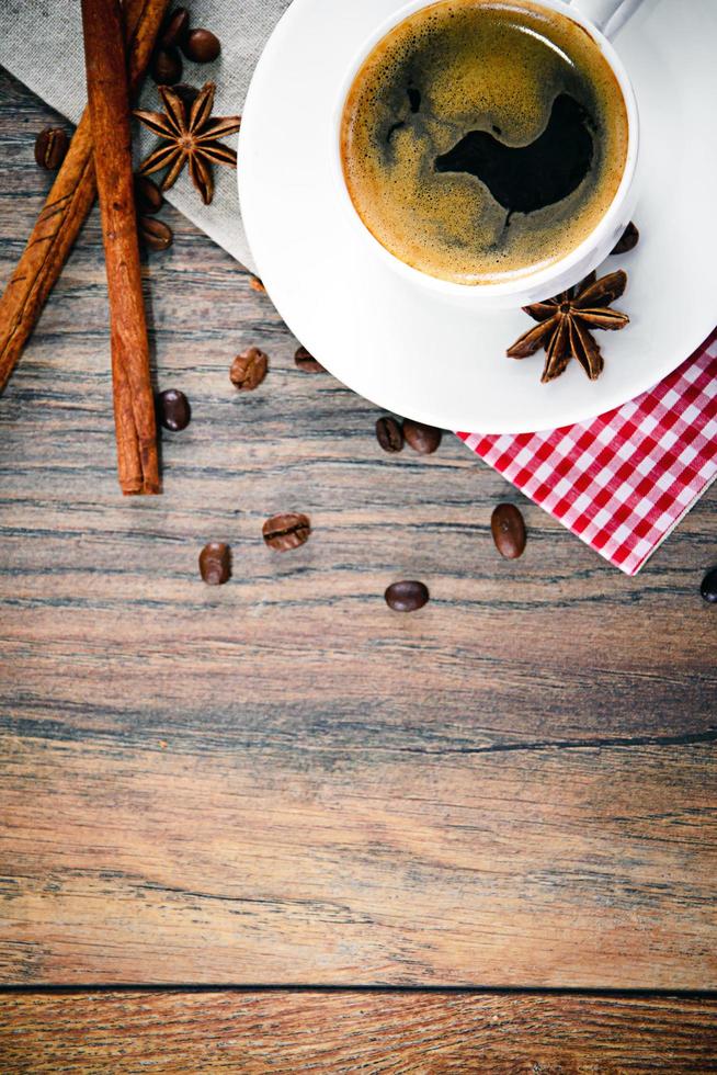 xícara de café em fundo amadeirado em estilo vintage retrô foto