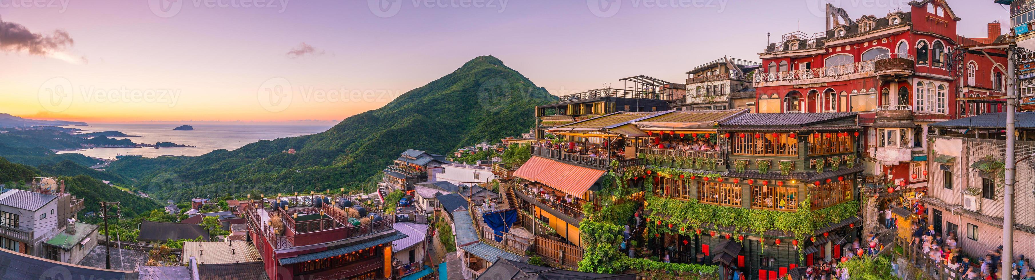 vista superior da antiga rua jiufen em taipei foto