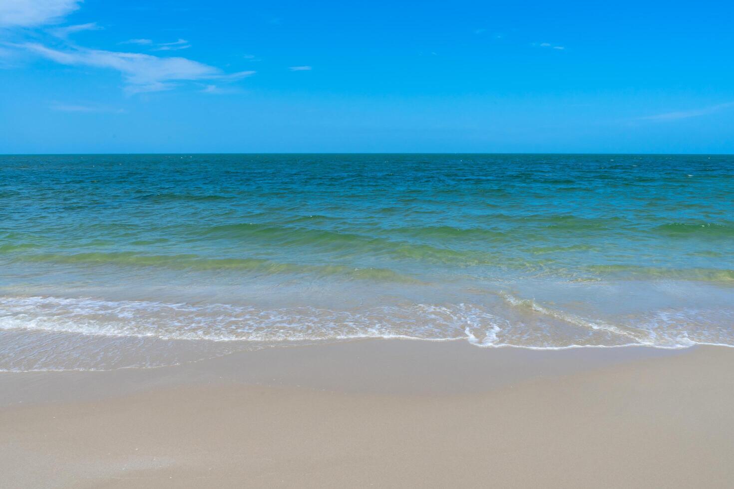 suave onda em a de praia foto