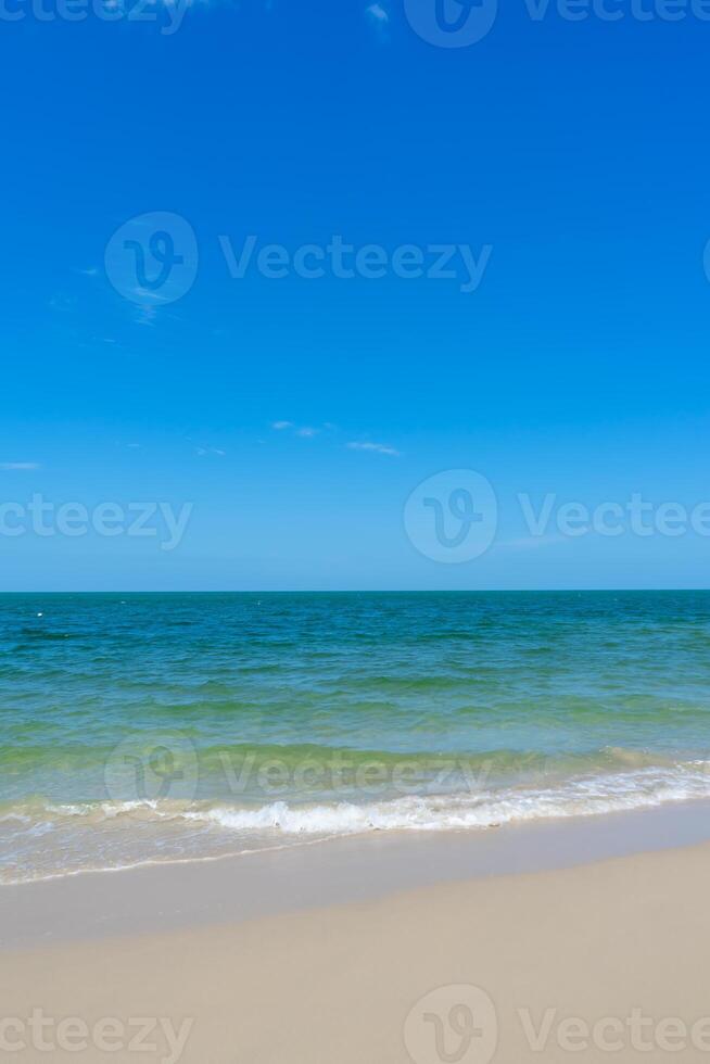 suave onda em a de praia foto