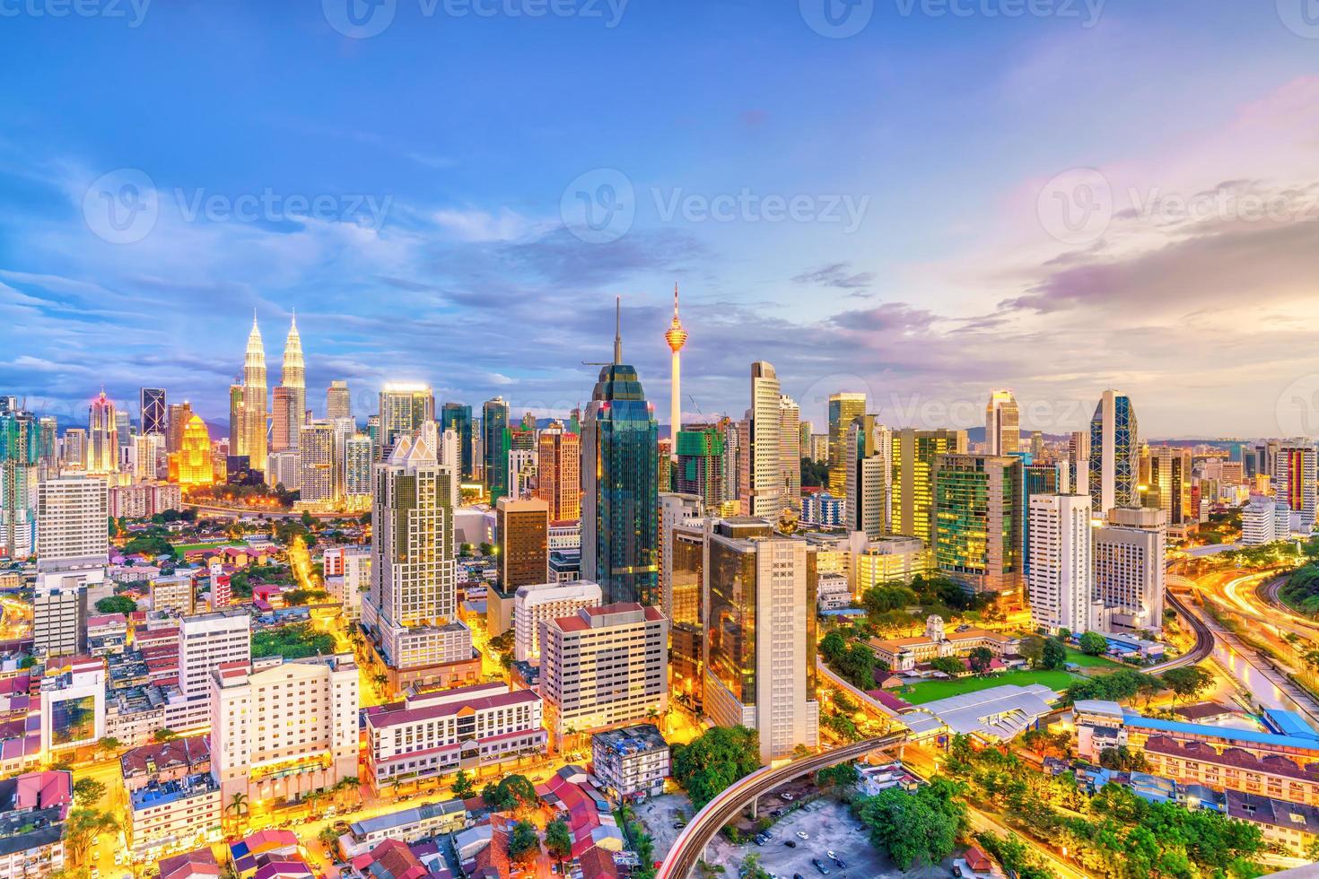 horizonte do centro de Kuala Lumpur ao entardecer foto