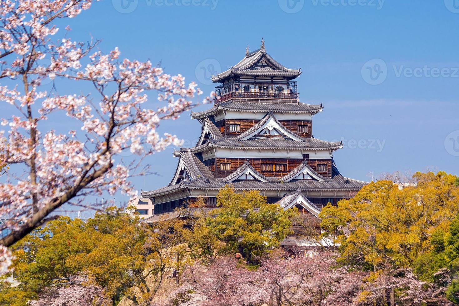 castelo de hiroshima durante a temporada de flor de cerejeira foto