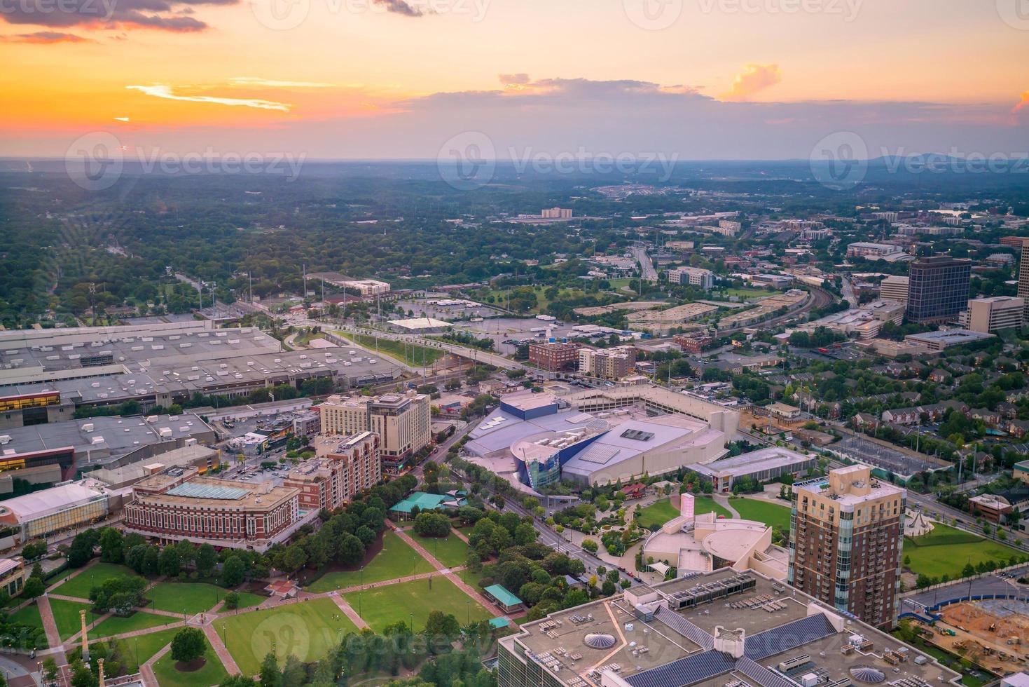 horizonte da cidade de atlanta ao pôr do sol foto