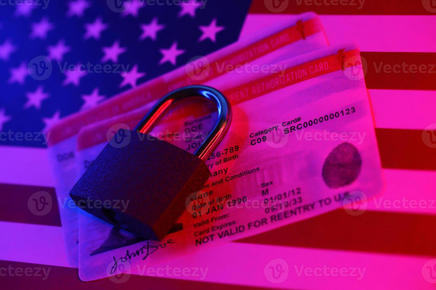 nos emprego autorização cartão com pequeno cadeado em Unidos estados bandeira foto