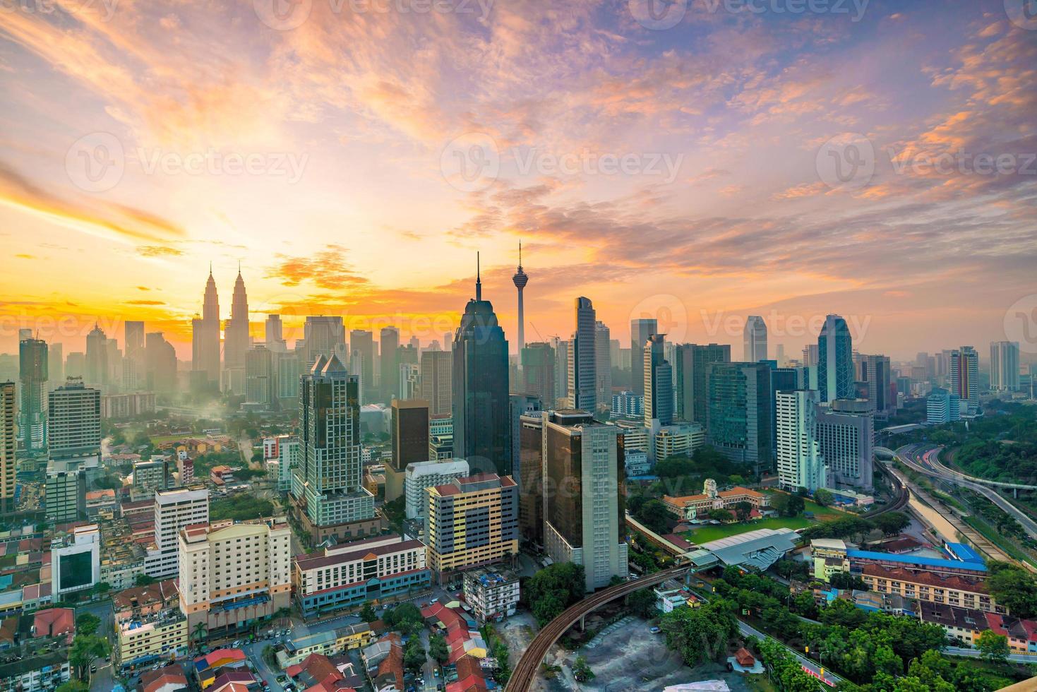 horizonte do centro de Kuala Lumpur ao entardecer foto