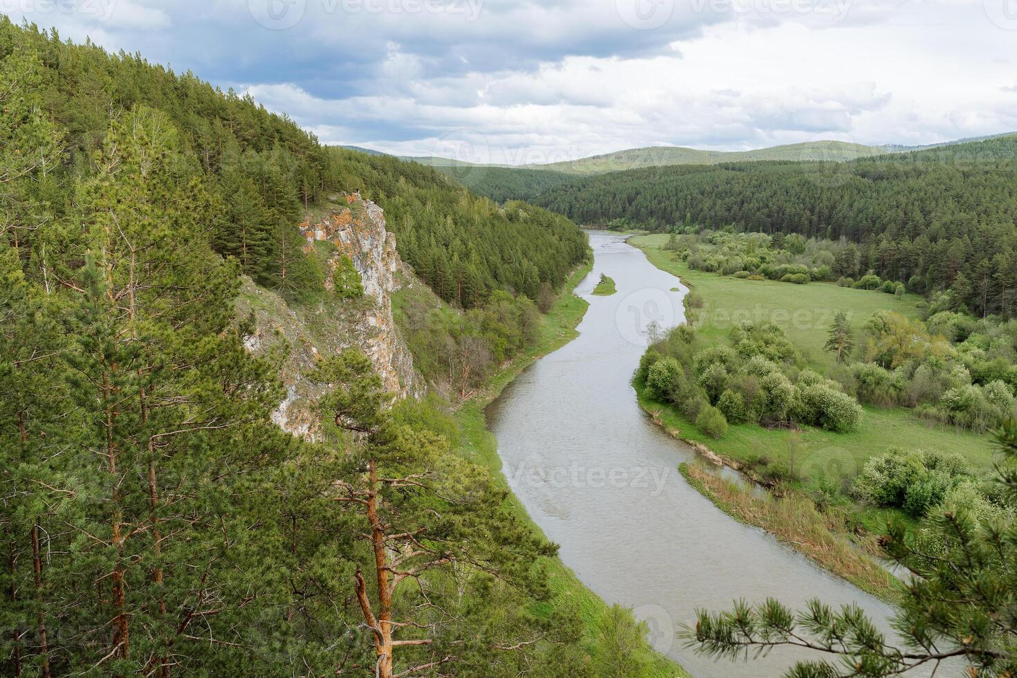 a montanha rio fluxos dentro Bashkiria, a natureza do Rússia é a sulista Urais, a lindo paisagem, a Chelyabinsk região, a Rocha em a rio. foto