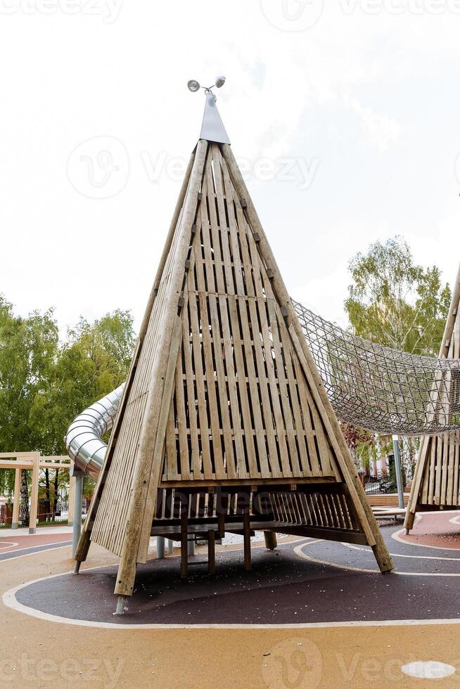 uma de madeira pirâmide fez do Pranchas, a diversão parque, uma lapela para crianças, uma torre para ocultar e procurar. foto