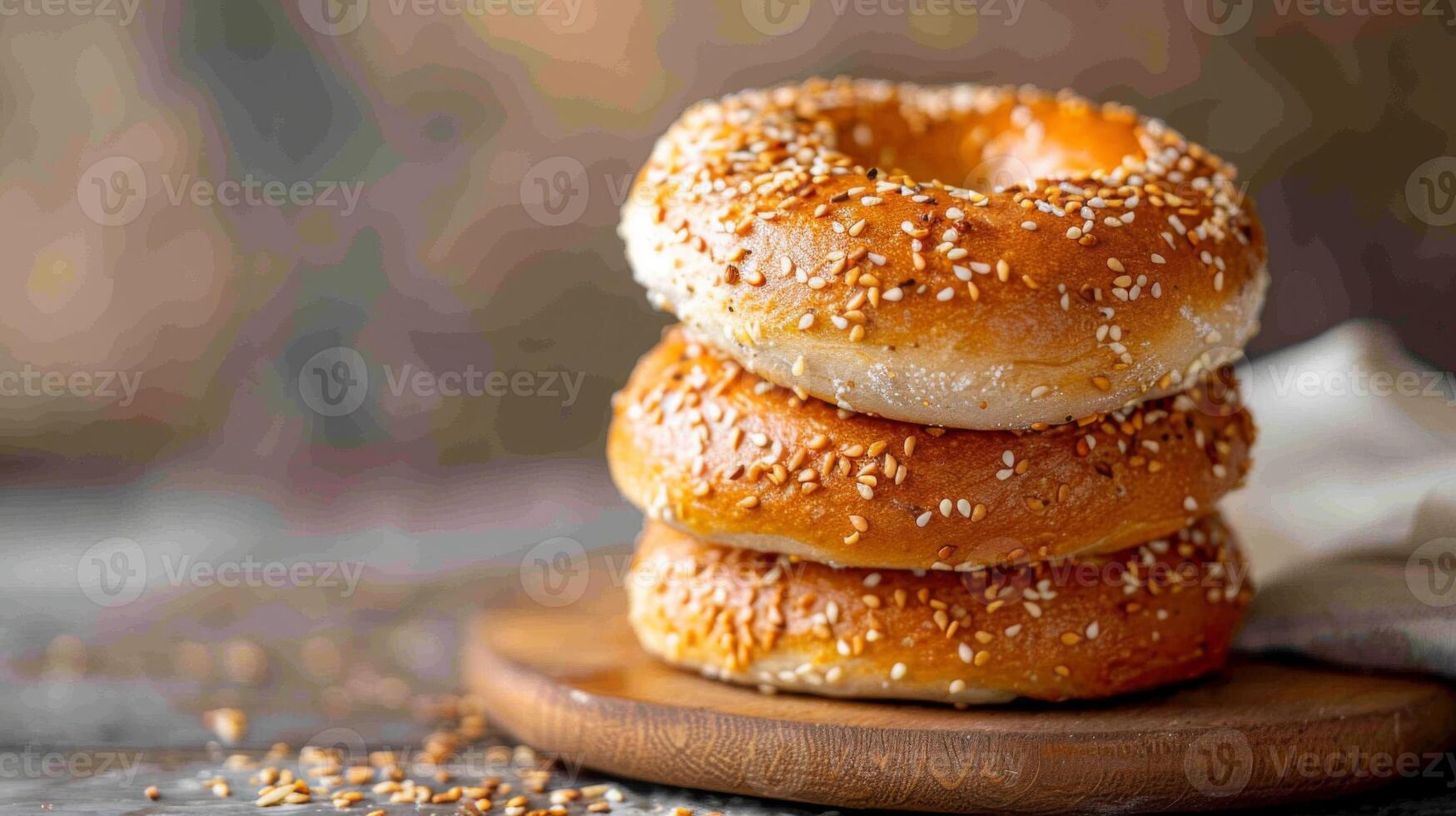 dourado Castanho bagels com sésamo sementes empilhado em uma de madeira borda foto