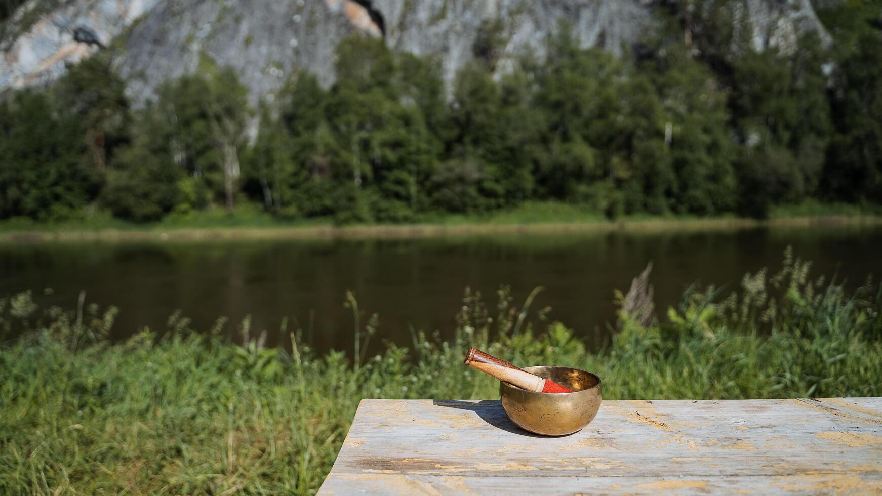 uma cantando tigela a partir de Nepal, uma musical instrumento para restaurando prana, ioga dentro natureza, zen meditação. foto