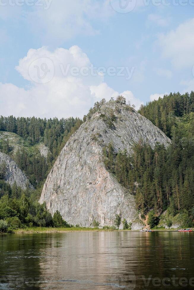 Rocha com a nome pedra palheiro república do bascortostão, a natureza do Rússia sul urais, a belaya rio, a interessante forma do a pedra, uma montanha pico, uma rio para lazer foto