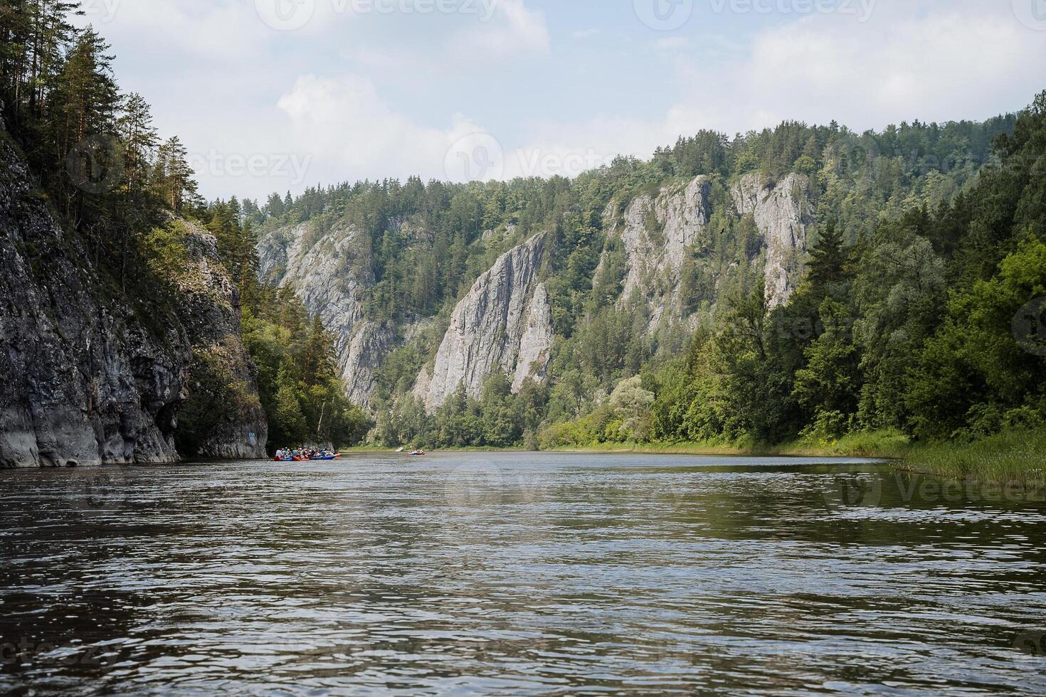 lindo panorama com pedras em a rio dentro a selvagem, a calma superfície do a montanha rio, a natureza do Rússia, uma viagem em período de férias. foto