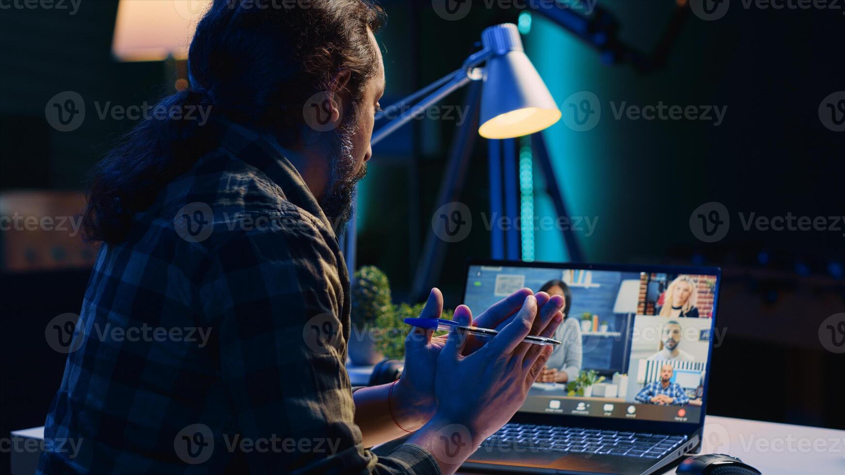 controlo remoto trabalhador fala com borda do diretores durante Video chamada o negócio encontro a partir de casa escritório. teletrabalhador fala dentro controlo remoto Videoconferência teletrabalho chamar, recebendo comentários a partir de gerenciamento, Câmera uma foto