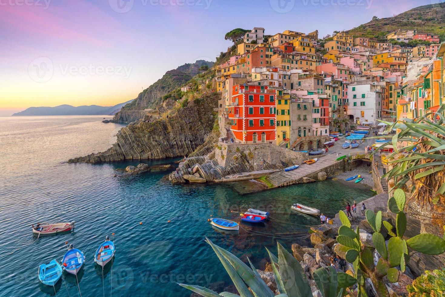 riomaggiore, a primeira cidade da cique terre na ligúria, itália foto