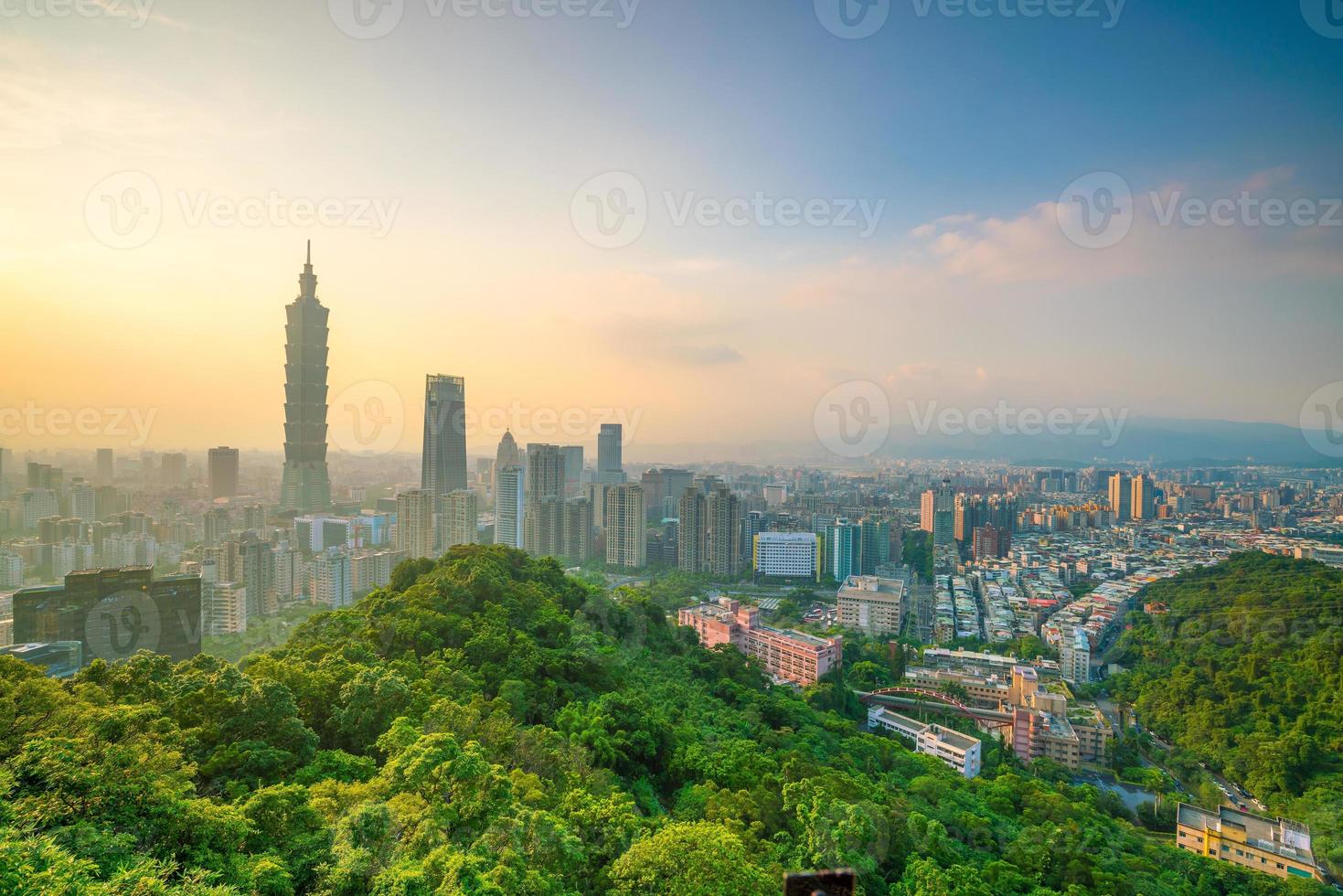 horizonte da cidade de taipei no crepúsculo foto