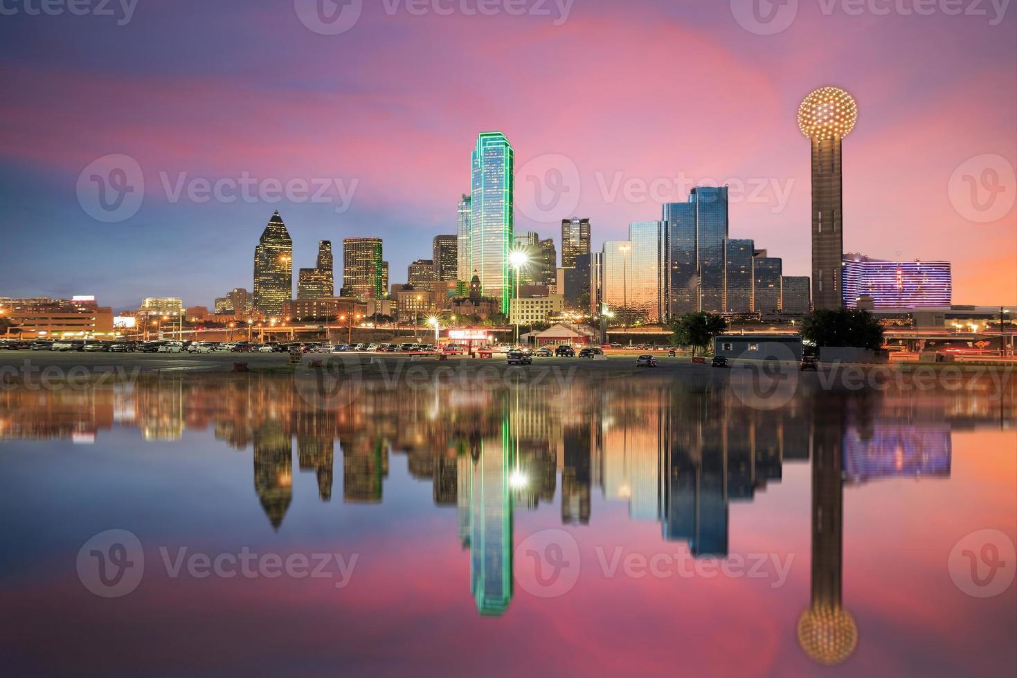 skyline de Dallas refletida no rio Trinity ao pôr do sol foto