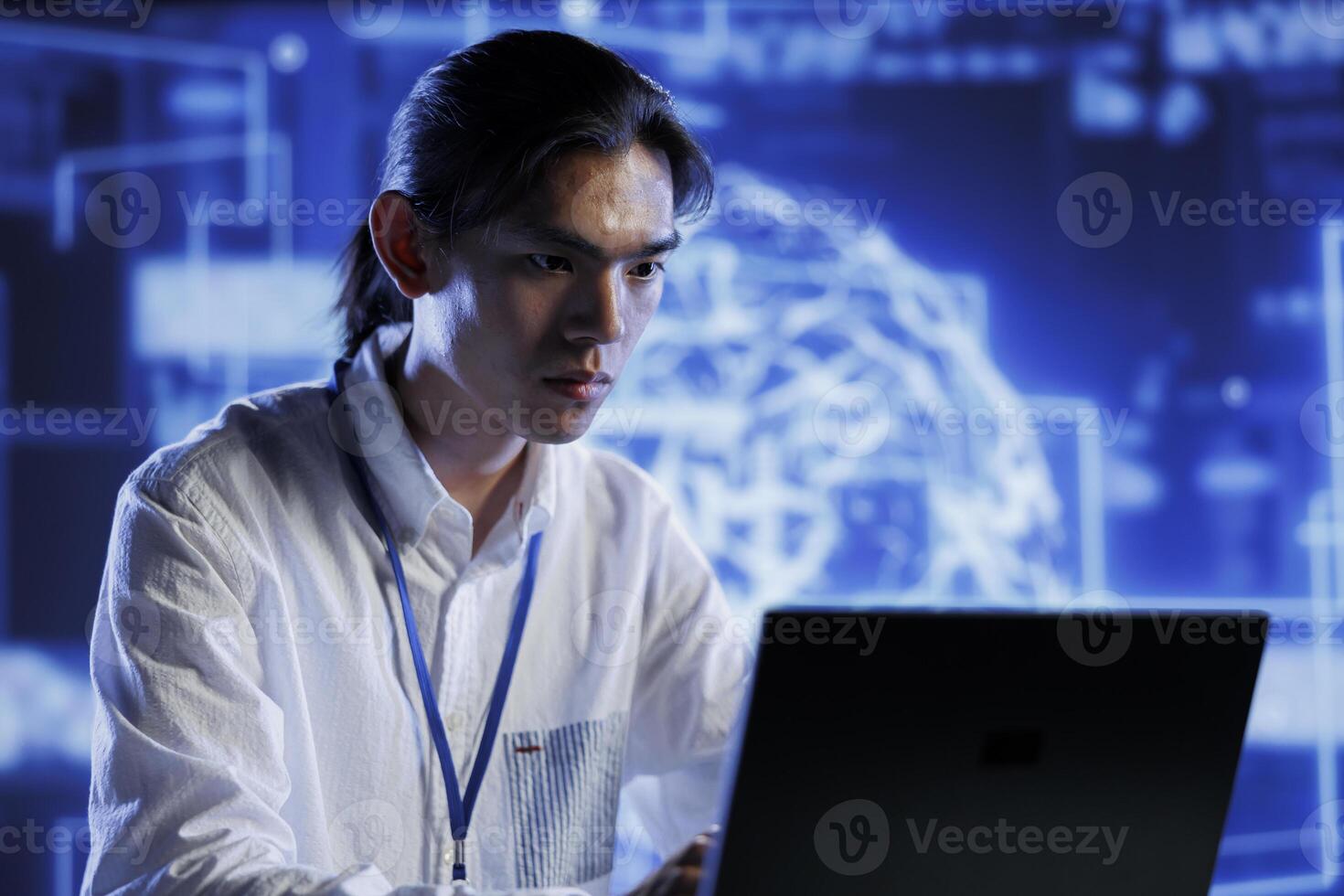 certificado engenheiro dentro dados Centro usa artificial inteligência Informática simulando humano cérebro através auto Aprendendo algoritmos. proficiente especialista com computador portátil trabalhando com ai profundo neural redes foto
