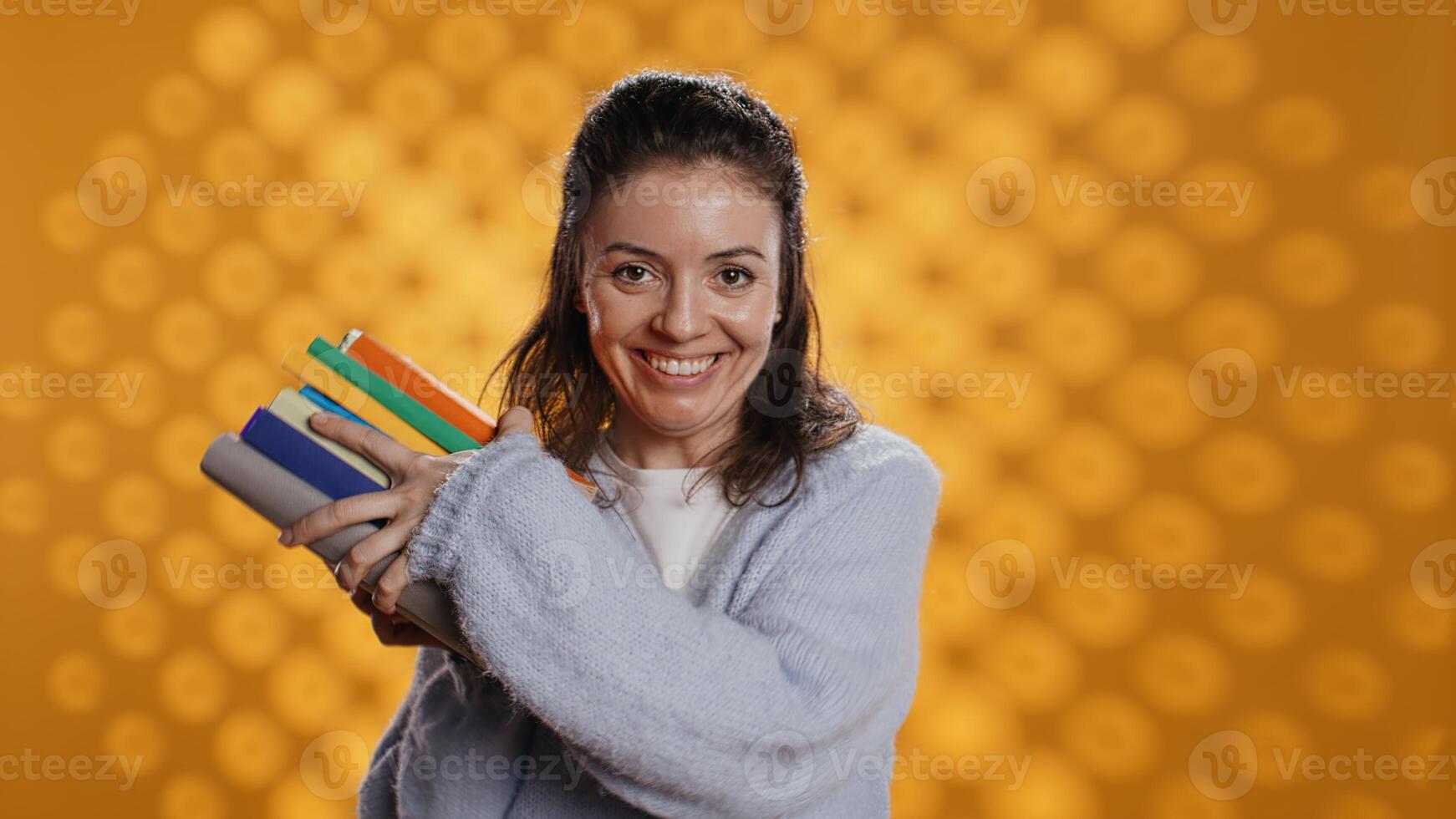 animado mulher Deleitado sobre livros ordenado, valorizando eles, isolado sobre estúdio fundo. eufórico lendo entusiasta estimando pilha do romances, sentindo-me animado e muito feliz, Câmera b foto