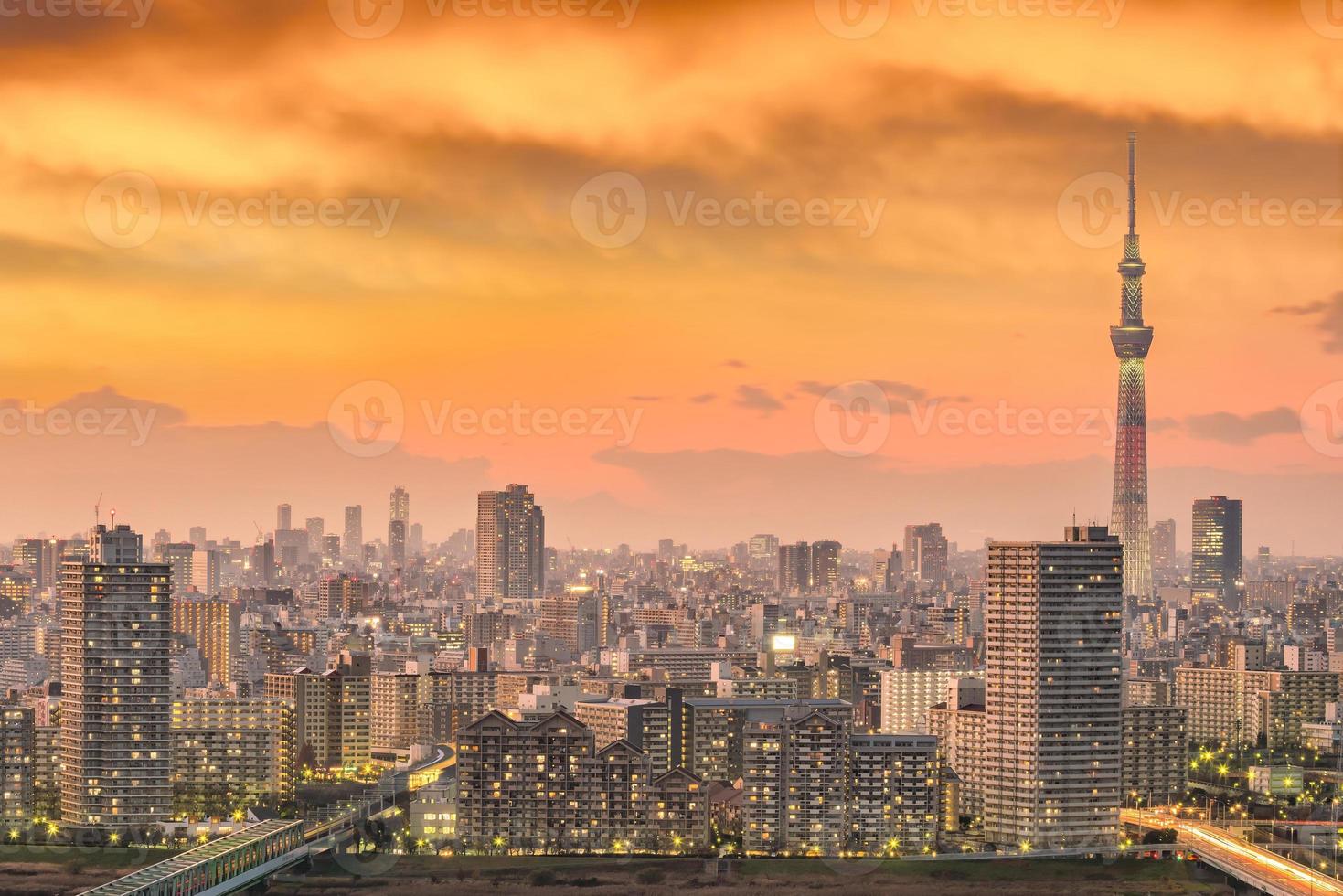 horizonte da cidade de Tóquio ao pôr do sol foto