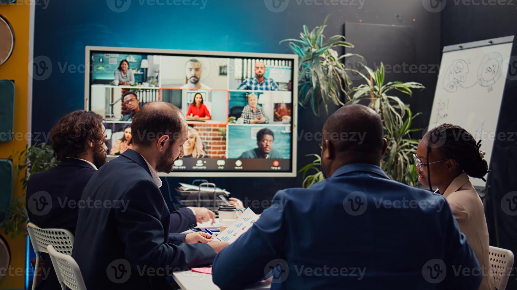 o negócio associados encontro com acionistas em uma Video chamada conexão, partilha discernimento e atualizações em uma Novo desenvolvimento projeto. executivo borda membros discutindo sobre empresa crescimento. Câmera b. foto