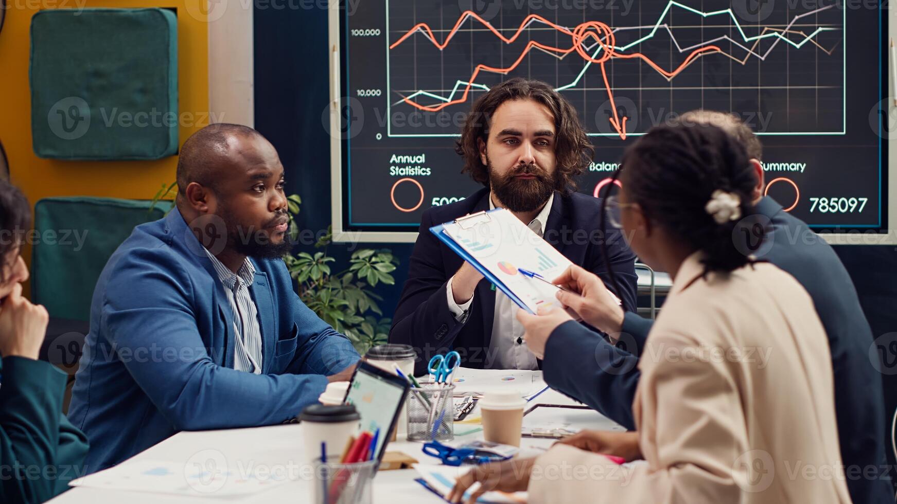 o negócio equipe tentando para eliminar riscos do imprevisto eventos e interrupções, discutindo fornecem cadeia resiliência e contingência planejamento. diverso funcionários membros realizando metas. Câmera uma. foto