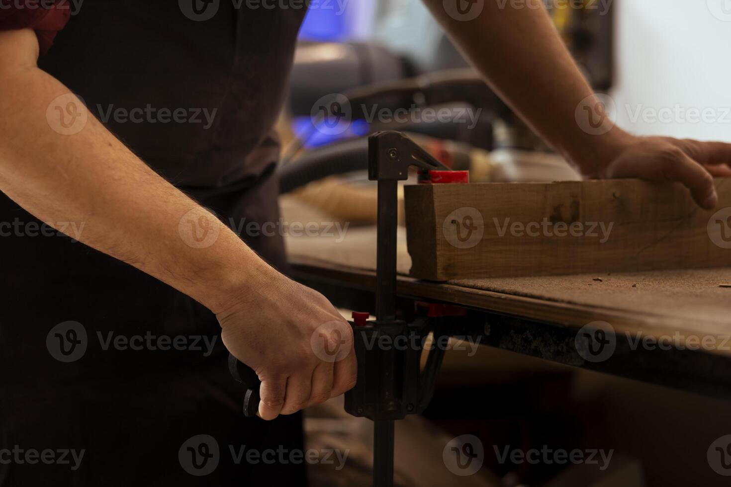 marceneiro usando Banco torno para aguarde madeira serrada bloquear, iniciando mobília montagem dentro oficina, fechar acima tomada. artesão dentro marcenaria usando vício ferramenta para braçadeira peça do madeira antes escultura isto foto