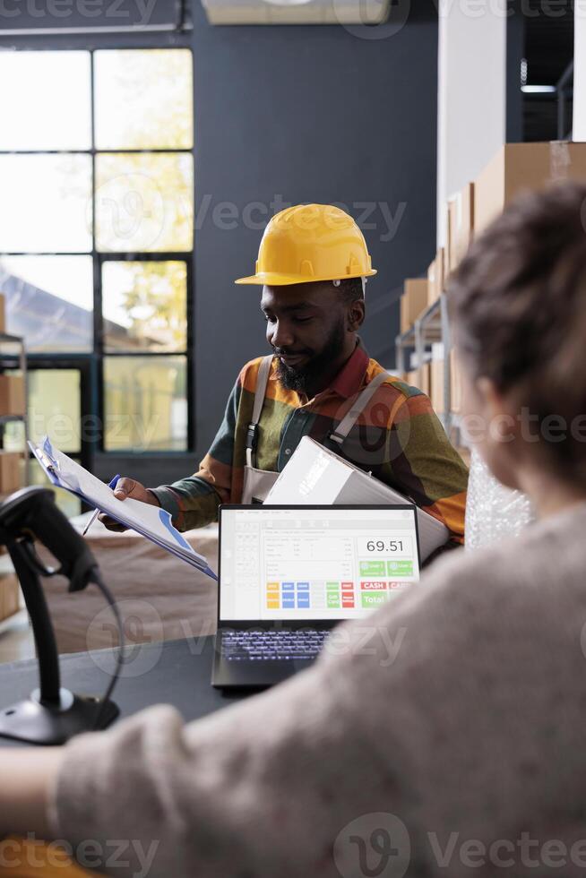 africano americano empregado discutindo mercadoria lista de controle com armazém Supervisor, preparando clientes ordens para Entrega. diverso armazenamento quarto equipe trabalhando às bens inventário dentro armazém foto