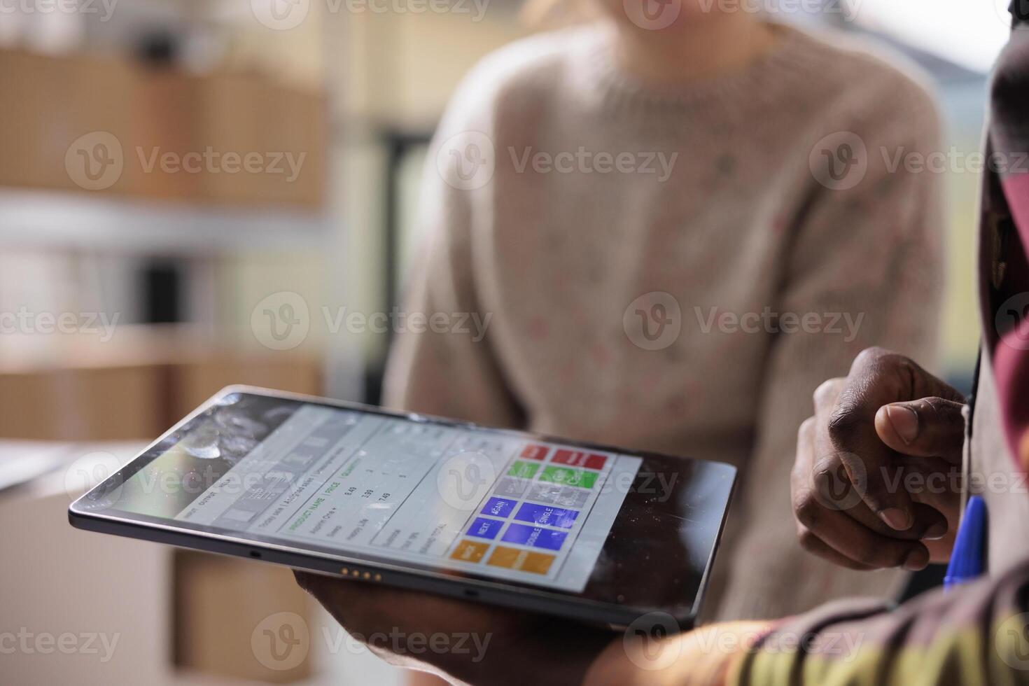 almoxarifado gerentes analisando mercadoria relatório inventário em digital dispositivo, preparando clientes ordens antes começar Remessa pacotes. diverso equipe trabalhando dentro armazém. fechar acima tiro foto