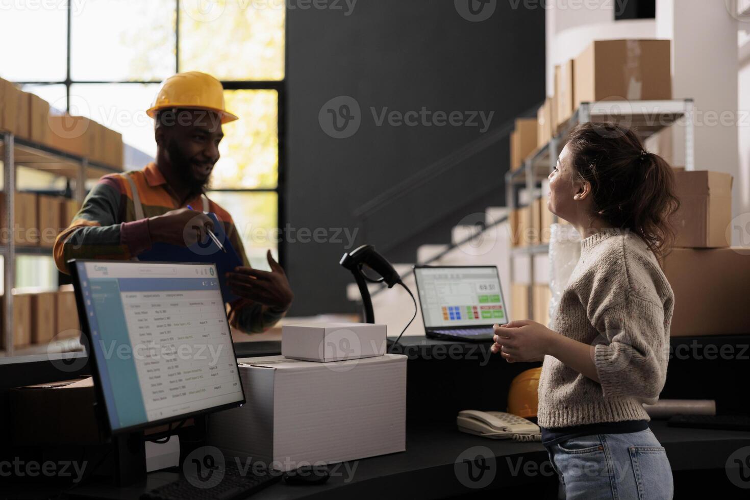 armazenamento quarto trabalhador mostrando papéis com clientes ordens para armazém Supervisor, discutindo Remessa detalhes antes começar preparando pacotes. diverso almoxarifado equipe trabalhando dentro armazém foto