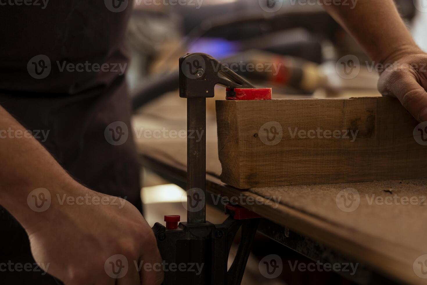 carpinteiro usando Banco torno para aguarde madeira bloquear, iniciando mobília montagem dentro oficina, fechar acima tomada. fabricante dentro marcenaria usando vício ferramenta para firmeza peça do madeira antes escultura isto foto