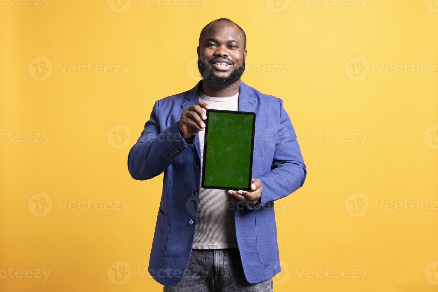 sorridente africano americano homem apresentando tábua com verde tela mostrar, isolado sobre estúdio fundo. alegre bipoc pessoa criando promoção com em branco cópia de espaço brincar dispositivo foto