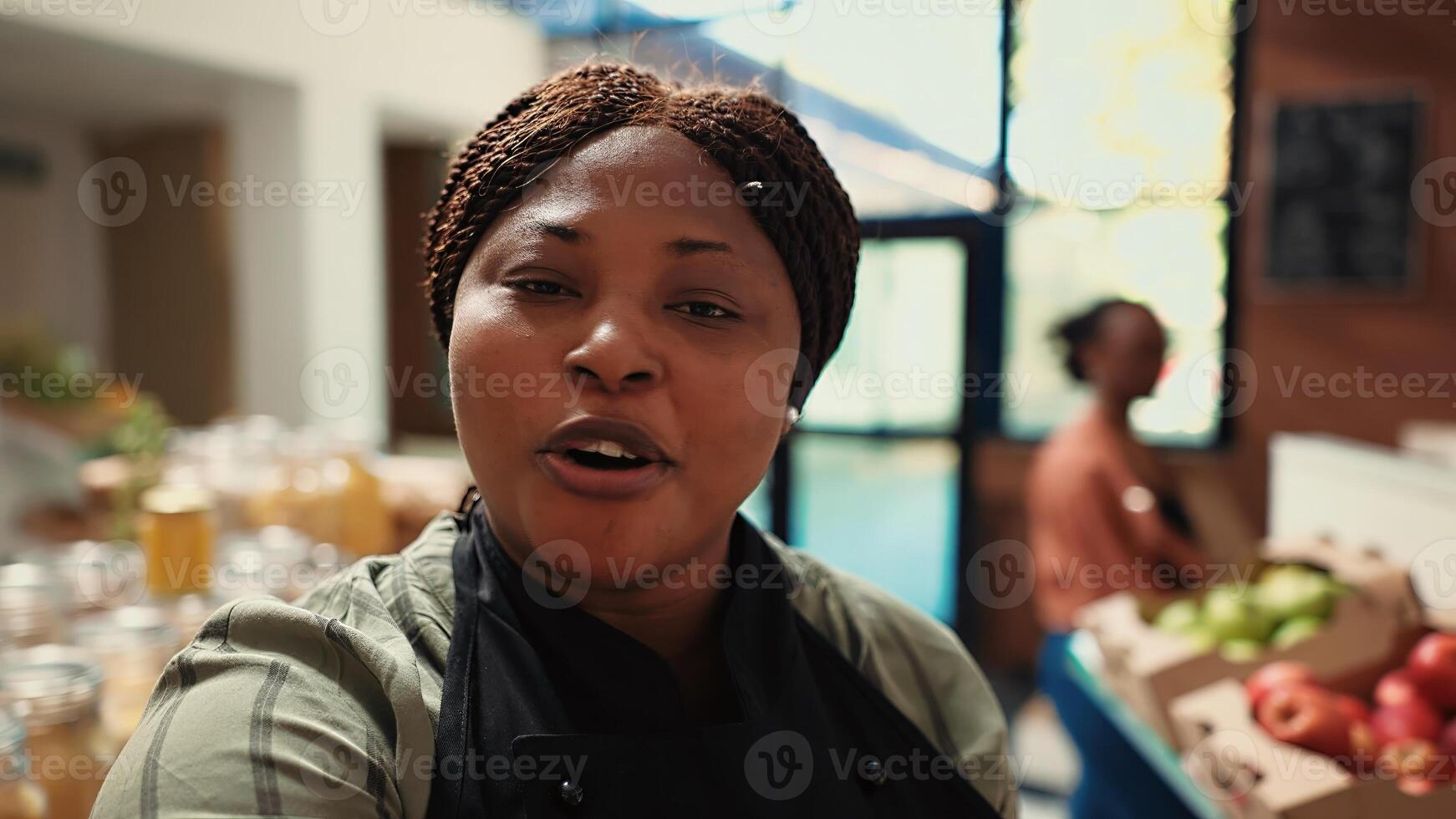 pov do fornecedor filmando promocional para ganho clientes às zero desperdício eco amigáveis supermercado, promovendo orgânico fresco produzir e bio despensa suprimentos. africano americano lojista. portátil tomada. foto