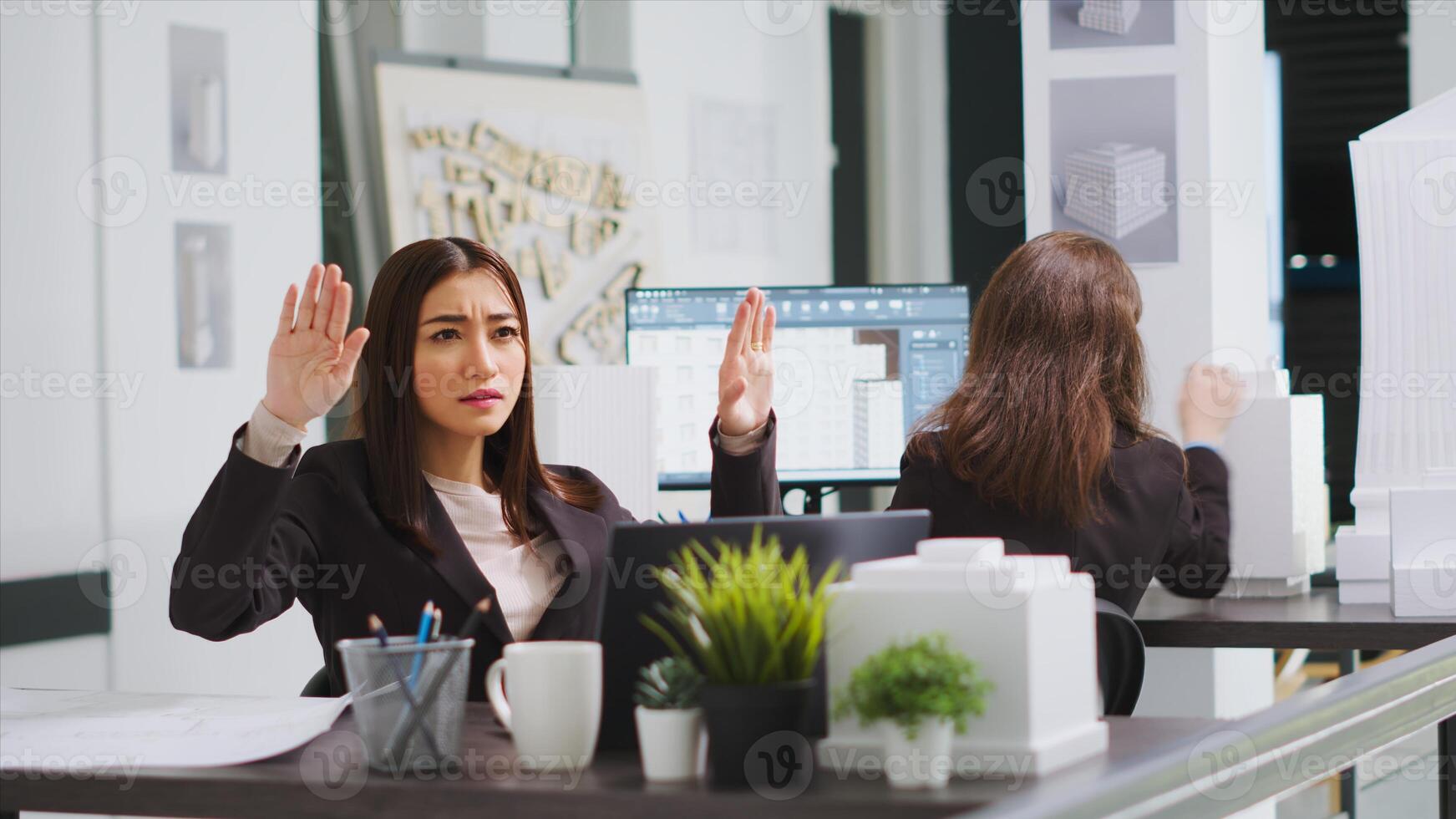 Projeto especialista usando holograma para forma propriedade chão plano, trabalhando às uma real Estado agência. arquiteto em desenvolvimento remodelação projeto com holográfico imagens, artificial inteligência ajuda. foto