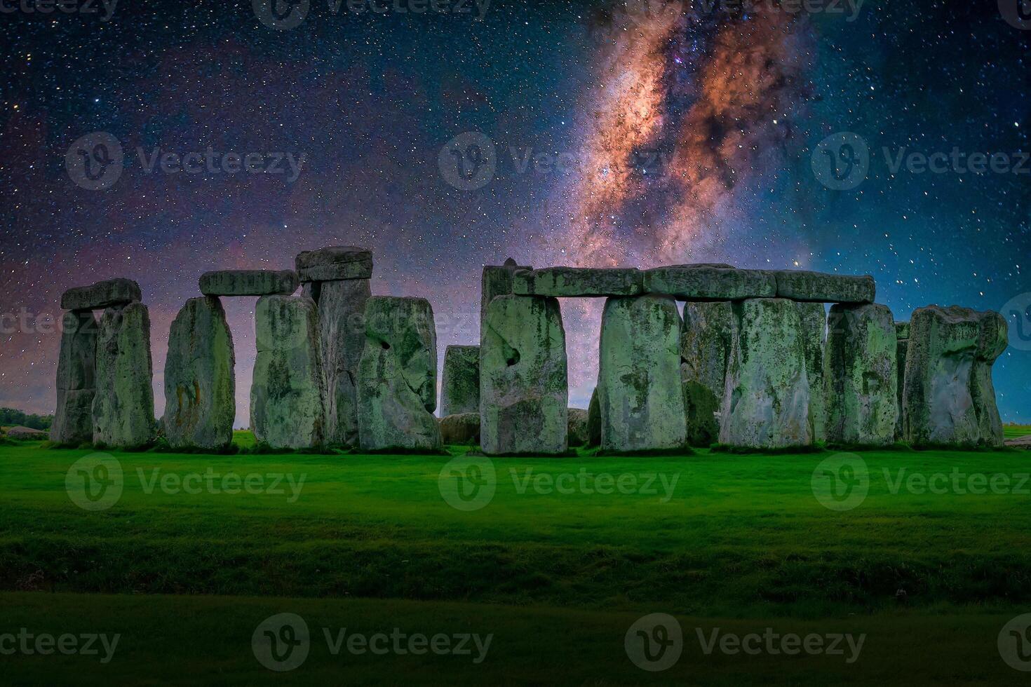 panorama imagem do leitoso caminho galáxia às noite céu com estrelas sobre stonehenge a antigo pré-histórico pedra monumento, Wiltshire, Reino Unido. foto