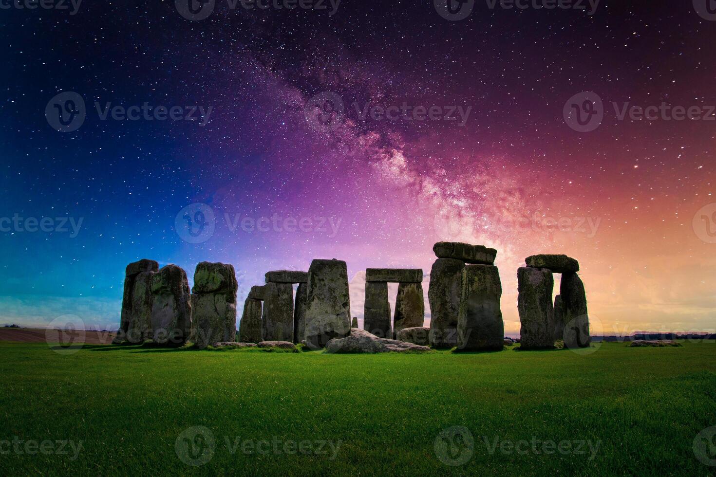 panorama imagem do leitoso caminho galáxia às noite céu com estrelas sobre stonehenge a antigo pré-histórico pedra monumento, Wiltshire, Reino Unido. foto