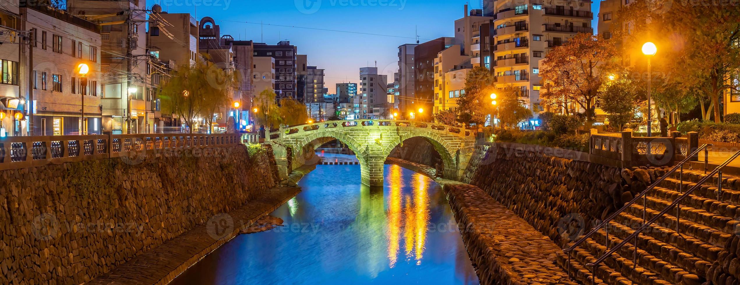 paisagem urbana da cidade de nagasaki no centro da cidade com a ponte de espetáculos megane no japão foto