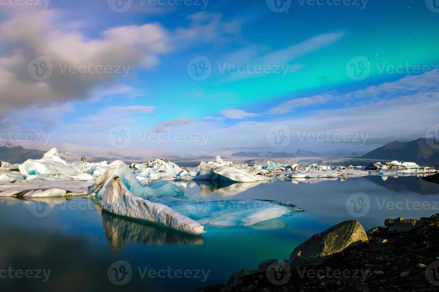 aurora boreal sobre lagoa de jokulsarlon foto