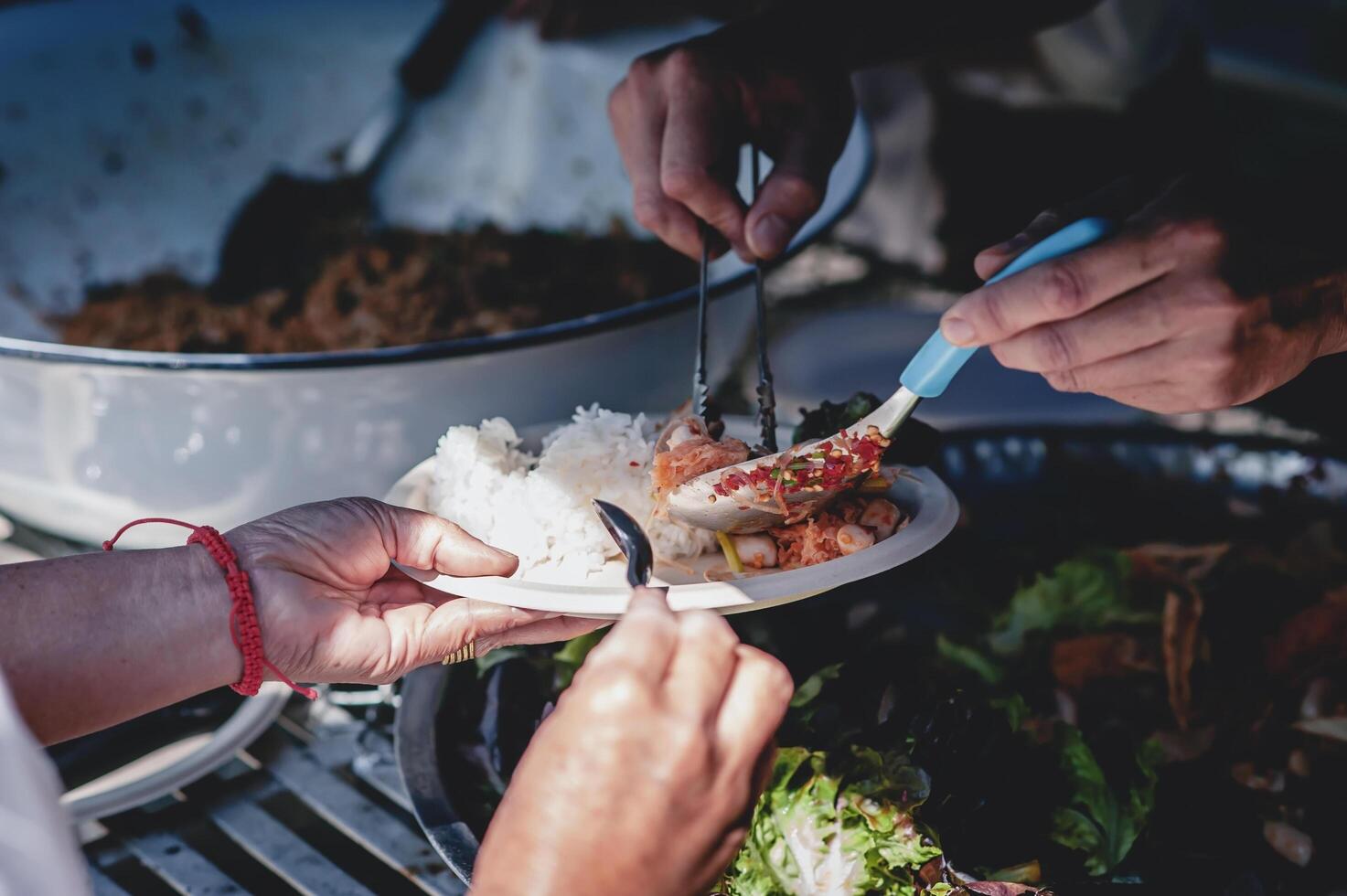 voluntários compartilhar Comida ajuda com a pobre dentro a comunidade. foto