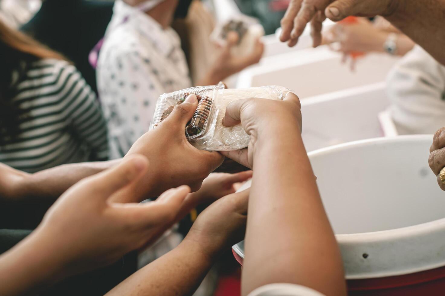 a partir de mão para mão. partilha Comida com sem teto foto