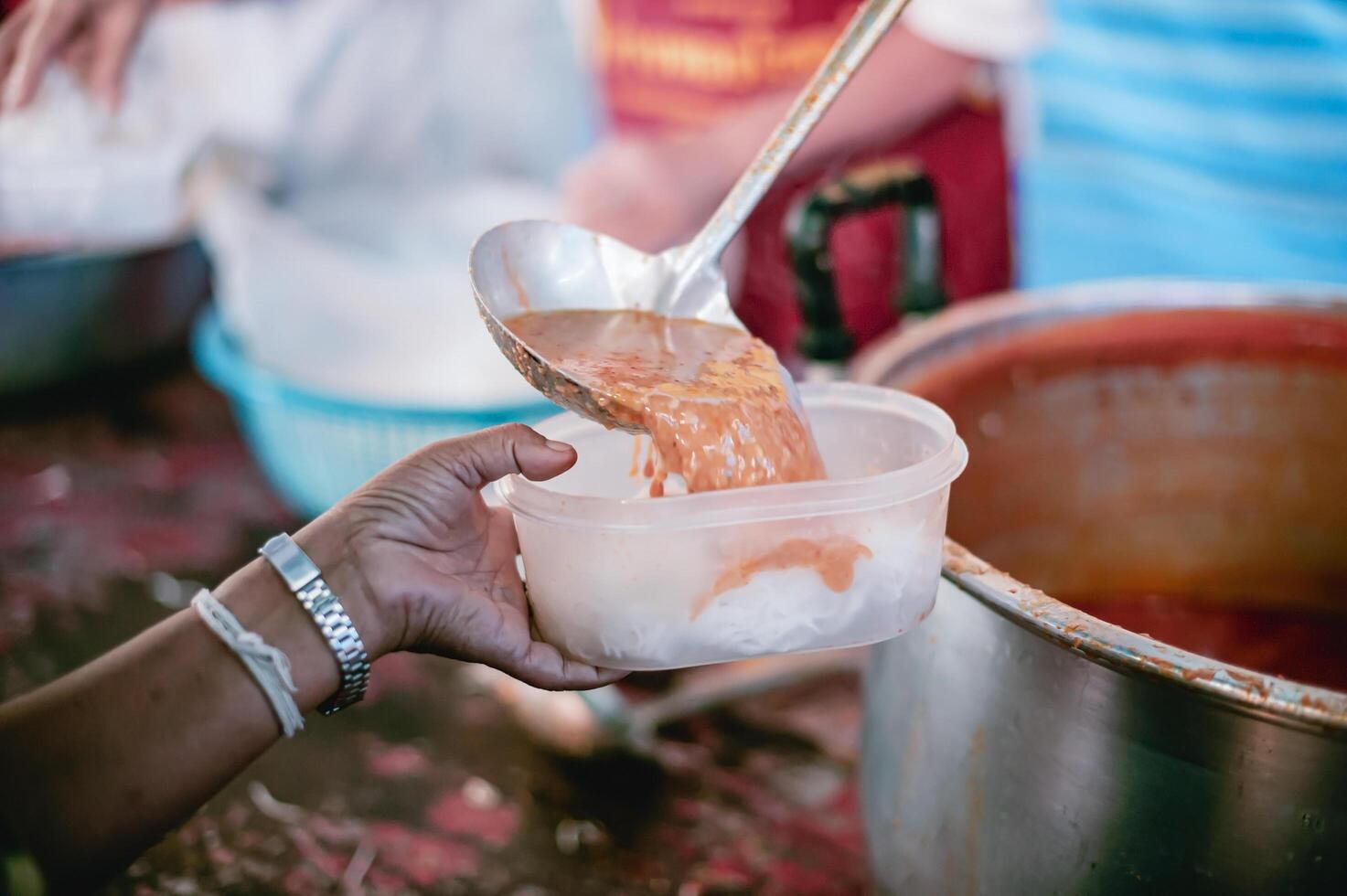 a mãos do a pobre Aplique para Comida a partir de rico pessoas quem doar Comida. foto